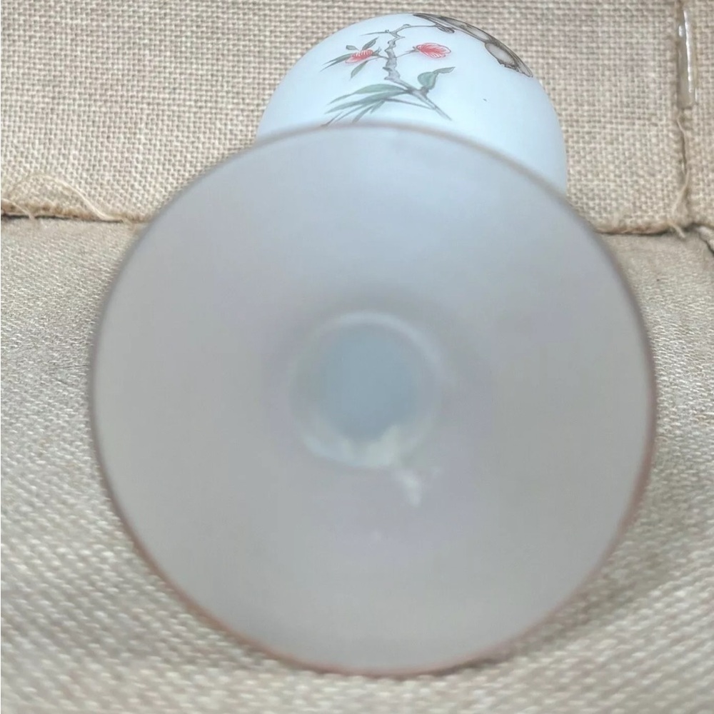 Vintage White Satin Glass Sparrow Pedestal Vase Cottage Core Classic Elegant - Picture 7 of 8